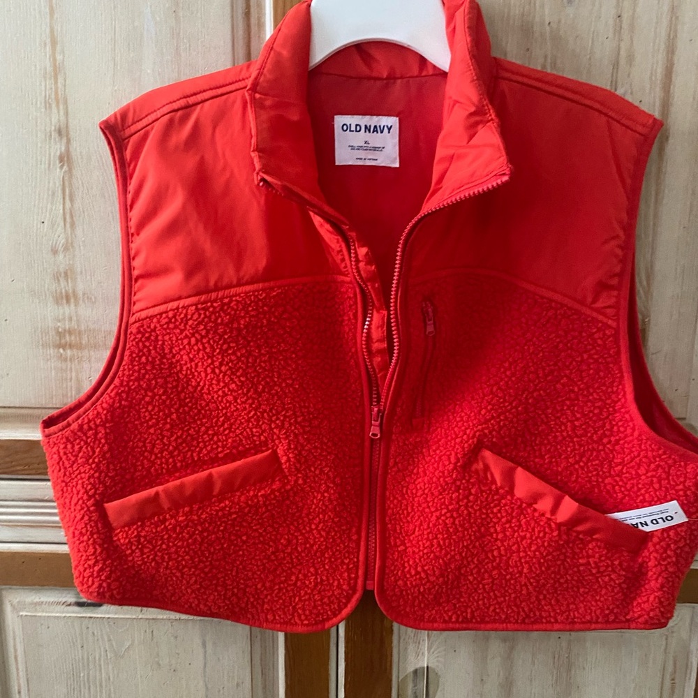 NWT Old Navy Women’s cropped fleece vest- Red- size XL